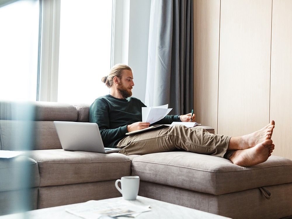 Schüler lernt Zuhause mit dem Onlinekurs